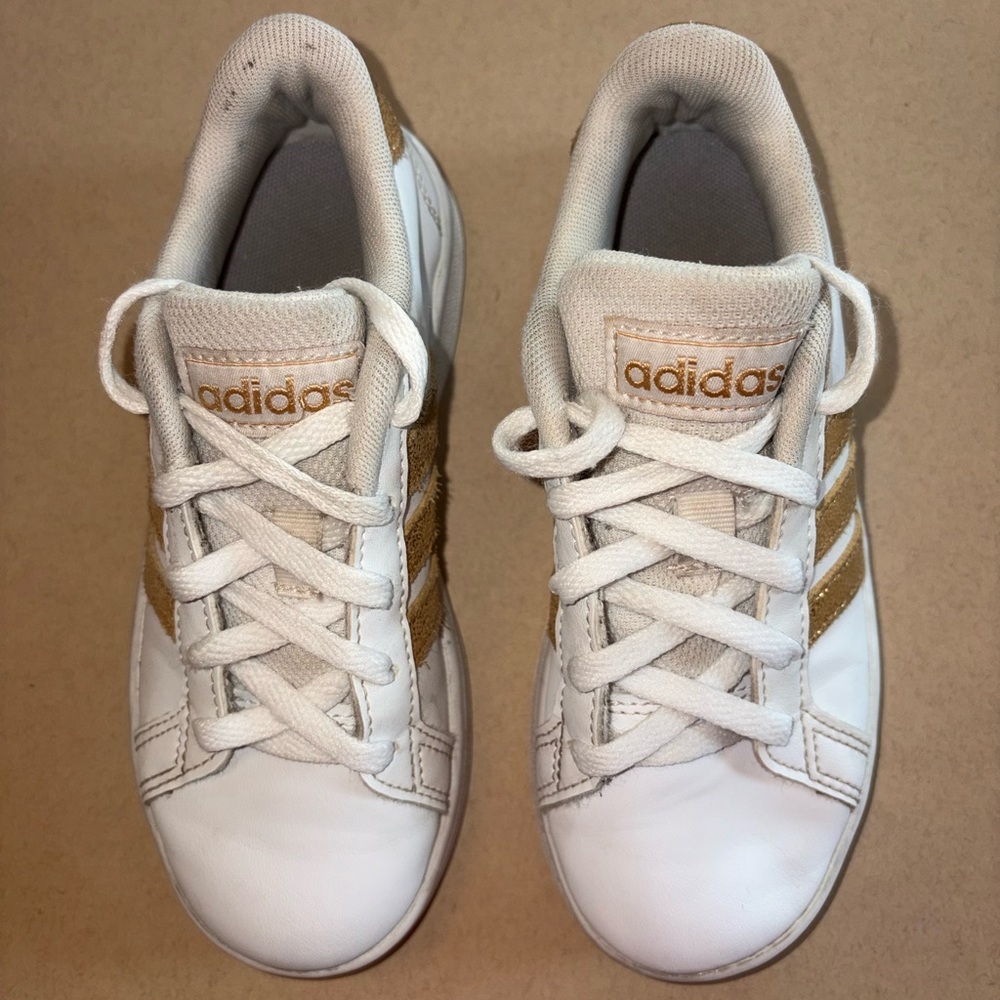 Adidas Kids White & Gold Sneakers! Size 11K ~8” Long along the bottom.
